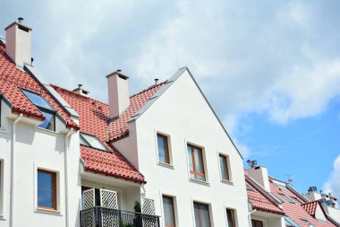 Mavi gökyüzü olan güneşli bir günde modern apartman binaları. Modern bir apartmanın cephesi