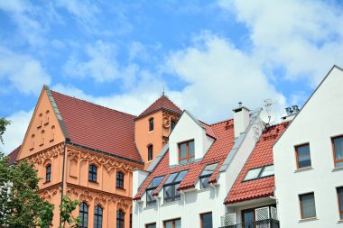 Mavi gökyüzü olan güneşli bir günde modern apartman binaları. Modern bir apartmanın cephesi