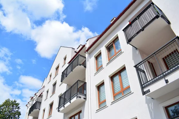 Mavi gökyüzü olan güneşli bir günde modern apartman binaları. Modern bir apartmanın cephesi