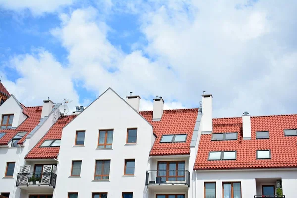 Mavi gökyüzü olan güneşli bir günde modern apartman binaları. Modern bir apartmanın cephesi