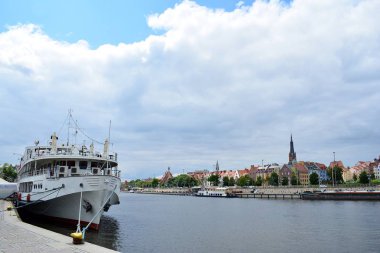 Szczecin, Polonya. 25 Haziran 2018. Şehir Manzaralı şehrin Szczecin, Batı Polonya, nehir bankalar ve uzun boylu yelken gemi bağlantı noktasındaki.
