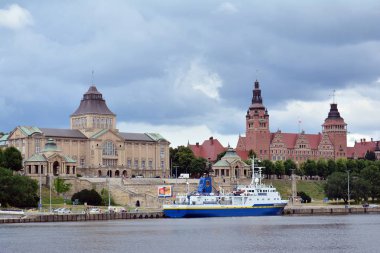 Szczecin, Polonya. 25 Haziran 2018. Şehir Manzaralı şehrin Szczecin, Batı Polonya, nehir bankalar ve uzun boylu yelken gemi bağlantı noktasındaki.