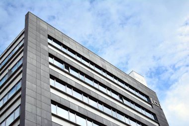 Kentsel arka plan, modern Cam cephe, detay ofis iş Binası