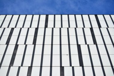 Çelik ve camdan yapılmış modern ofis binası.