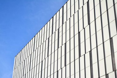 Çelik ve camdan yapılmış modern ofis binası.