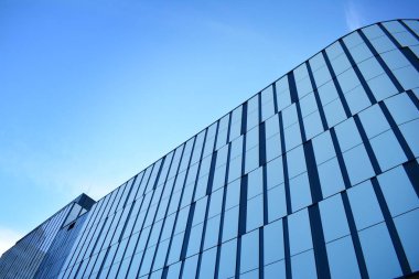 Çelik ve camdan yapılmış modern ofis binası.