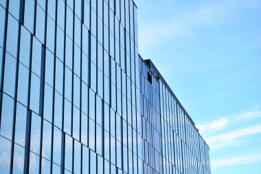 Çelik ve camdan yapılmış modern ofis binası.