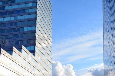 Çelik ve camdan yapılmış modern ofis binası.