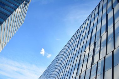 Çelik ve camdan yapılmış modern ofis binası.