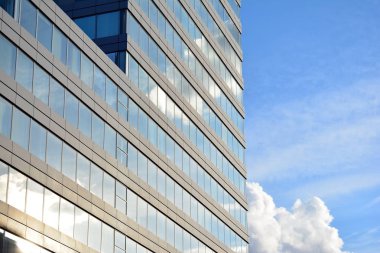 Çelik ve camdan yapılmış modern ofis binası.