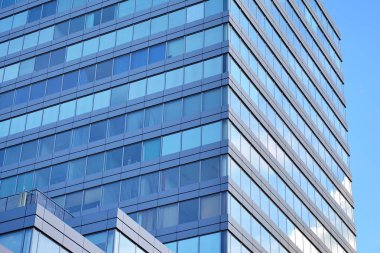 Çelik ve camdan yapılmış modern ofis binası.
