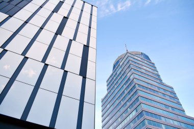 Çelik ve camdan yapılmış modern ofis binası.