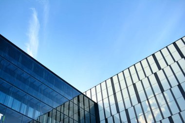 Çelik ve camdan yapılmış modern ofis binası.