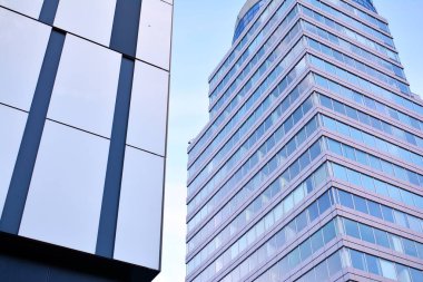 Çelik ve camdan yapılmış modern ofis binası.