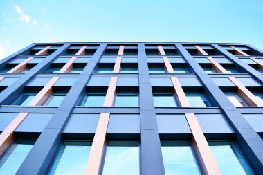 Çelik ve camdan yapılmış modern ofis binası.