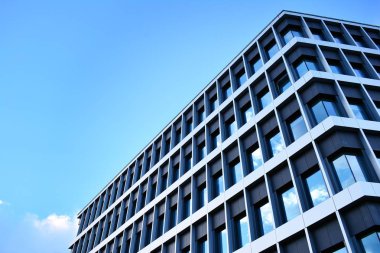 Çelik ve camdan yapılmış modern ofis binası.