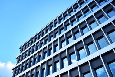 Çelik ve camdan yapılmış modern ofis binası.