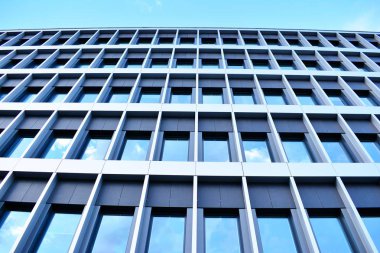 Çelik ve camdan yapılmış modern ofis binası.