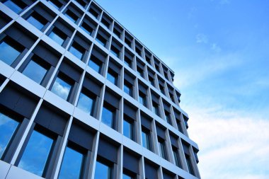 Çelik ve camdan yapılmış modern ofis binası.