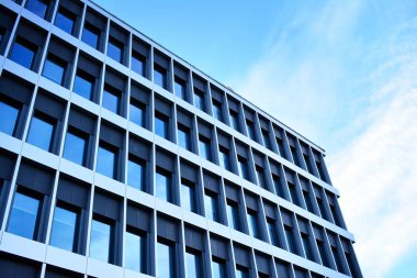 Çelik ve camdan yapılmış modern ofis binası.