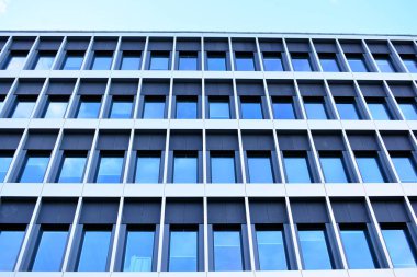 Çelik ve camdan yapılmış modern ofis binası.