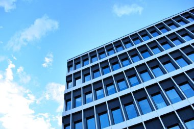 Çelik ve camdan yapılmış modern ofis binası.