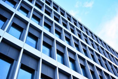 Çelik ve camdan yapılmış modern ofis binası.