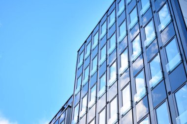 Çelik ve camdan yapılmış modern ofis binası.