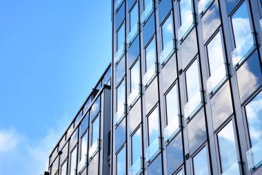 Çelik ve camdan yapılmış modern ofis binası.