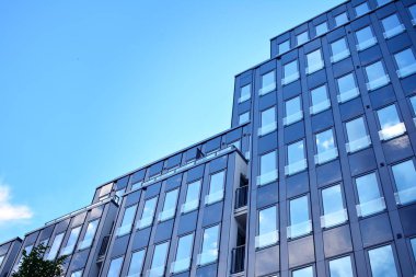 Çelik ve camdan yapılmış modern ofis binası.