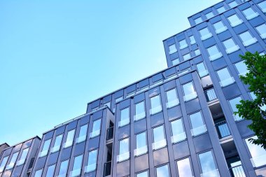 Çelik ve camdan yapılmış modern ofis binası.