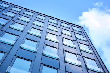 Çelik ve camdan yapılmış modern ofis binası.