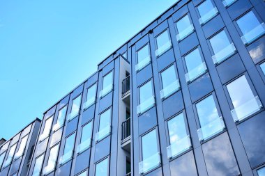 Çelik ve camdan yapılmış modern ofis binası.