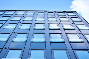 Çelik ve camdan yapılmış modern ofis binası.