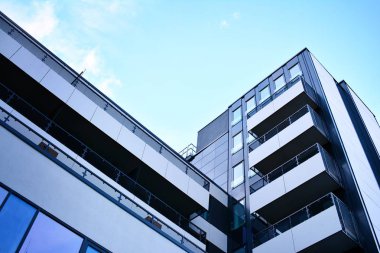 Çelik ve camdan yapılmış modern ofis binası.