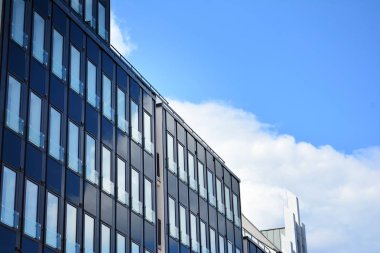 Çelik ve camdan yapılmış modern ofis binası.