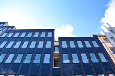 Çelik ve camdan yapılmış modern ofis binası.