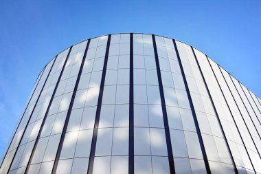 Çelik ve camdan yapılmış modern ofis binası.