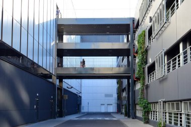 Çelik ve camdan yapılmış modern ofis binası.