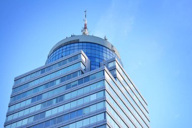 Çelik ve camdan yapılmış modern ofis binası.