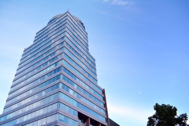 Çelik ve camdan yapılmış modern ofis binası.