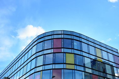 Çelik ve camdan yapılmış modern ofis binası.