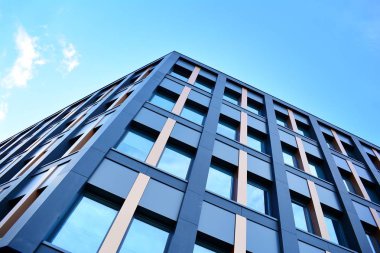 Çelik ve camdan yapılmış modern ofis binası.