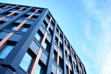 Çelik ve camdan yapılmış modern ofis binası.