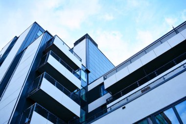 Çelik ve camdan yapılmış modern ofis binası.