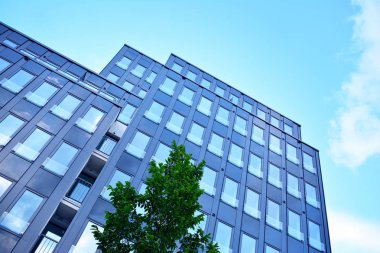 Çelik ve camdan yapılmış modern ofis binası.