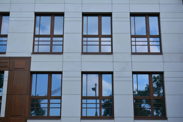 Modernos Edificios Apartamentos Día Soleado Con Cielo Azul Fachada Moderno — Foto de Stock