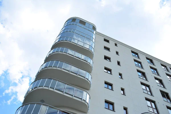 Edifícios Apartamentos Modernos Dia Ensolarado Com Céu Azul Fachada Moderno — Fotografia de Stock