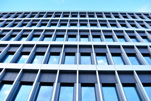 Çelik ve camdan yapılmış modern ofis binası.