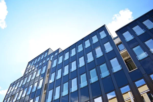 Çelik ve camdan yapılmış modern ofis binası.